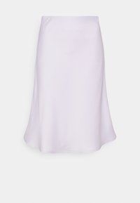 Lavendel satijnen midi-jurk met een gladde textuur, uitlopende zoom en een minimalistisch ontwerp. Geen zichtbare hardware of patronen.
