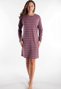 Long-sleeve dress in mauve with white horizontal stripes, made from soft fabric, featuring a round neckline and a relaxed fit.