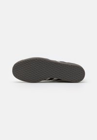 adidas Originals GAZELLE UNISEX - Sporta apavi - off white/utility black