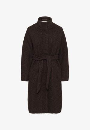 Brązowa, teksturowana odzież wierzchnia z wysokim kołnierzem i długimi rękawami. Posiada pasek w talii i boczne kieszenie. Przytulny design w średniej długości kroju.