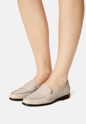 Mocassins gris clair en cuir synthétique texturé avec un motif crocodile et un petit talon carré, présentant un design classique à enfiler.