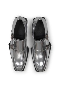Metallisch silberne Lederschuhe mit schlankem Design, quadratischen Zehen, doppelten Schnallenakzenten und flachen schwarzen Sohlen. Glatte, glänzende Oberfläche.