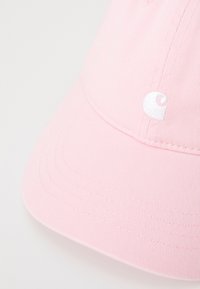Rosa caps laget av teksturert bomull med buet skjerm; har brodert logo i hvitt på frontpanelet.