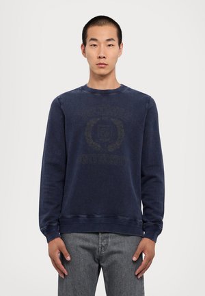 Marineblå sweatshirt i bomullsblanding, med rund hals, lange ermer og et teksturert grafisk trykk i en mørkere nyanse på forsiden.