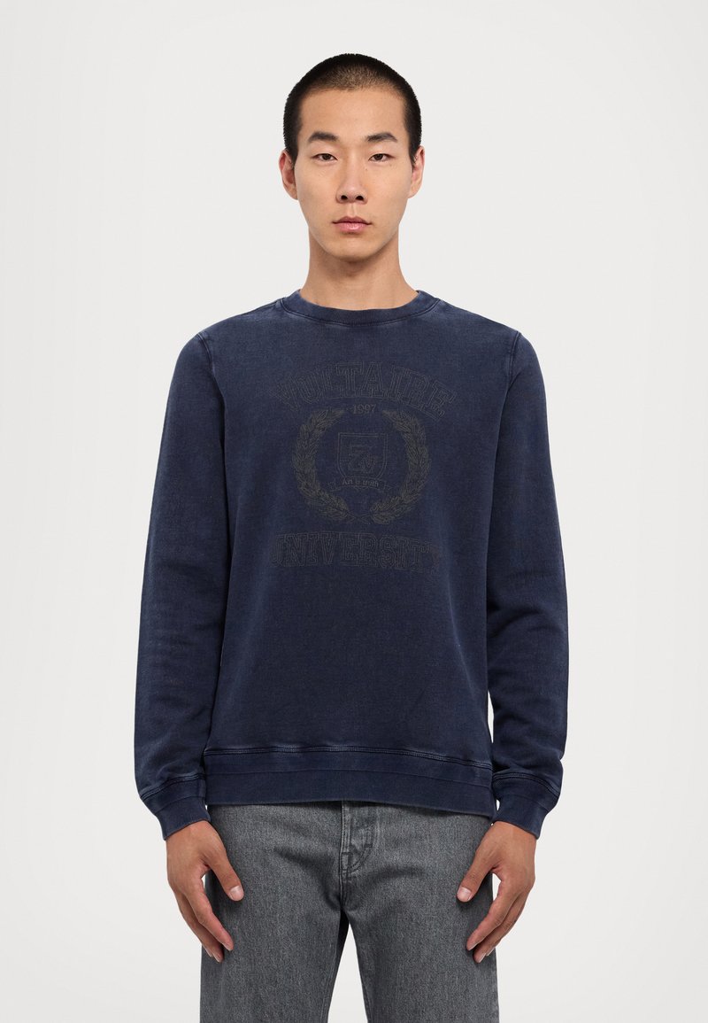 Marineblå sweatshirt i bomuldsblanding, med rund halsudskæring, lange ærmer og et tekstureret grafisk print i en mørkere nuance på forsiden.