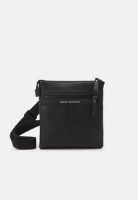 Borsa a tracolla nera in pelle con finitura testurizzata, dotata di tasca frontale con zip, tracolla regolabile e dettaglio del logo metallico.