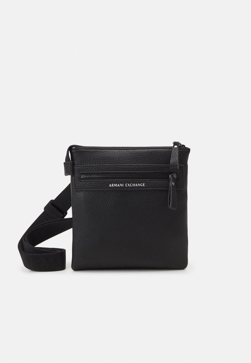 Borsa a tracolla nera in pelle con finitura testurizzata, dotata di tasca frontale con zip, tracolla regolabile e dettaglio del logo metallico.