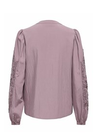 Pruunikaslilla pikad varrukad pluus turskevarrukatega ja pitsdetailidega varrukatel, nööbitavate mansettidega ja ümmarguse kaelusega, nähtav seljalt.