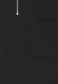 Sort pullover med en sølvfarvet lynlås ved halsen og en rektangulær lomme på forsiden, lavet af glat, let stof.