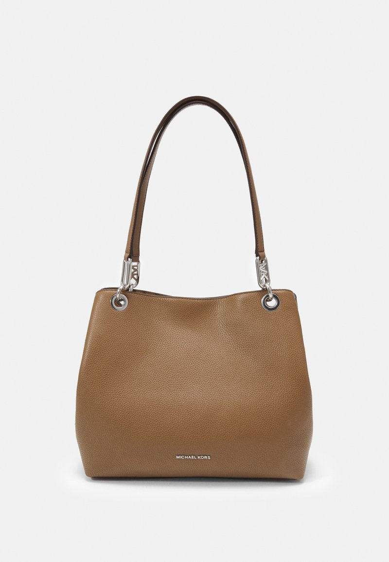 Sac cabas en cuir marron avec finition texturée, accents métalliques argentés et double poignée. Caractérisé par un logo en bas.