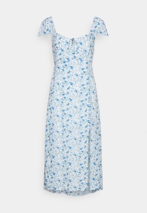 Lyseblå blomstrede midikjole med korte puffærmer, firkantet halsudskæring, bindedetalje foran og sideslids på hvid baggrund.