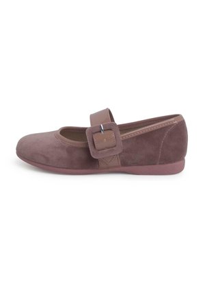 Bruine suède platte schoen met een ronde neus, een enkele band en een rechthoekige gesp, met een lage, stevige rubberen zool voor stabiliteit.