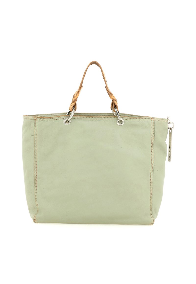 Borsa tote in pelle verde chiaro con manici intrecciati color tan, grommet in argento e un nastrino per la chiusura a zip su sfondo bianco.