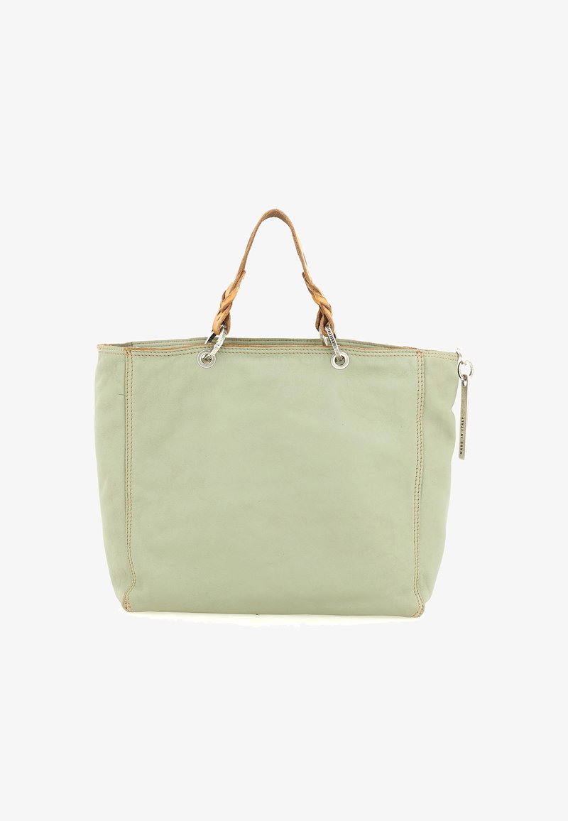 Borsa tote in pelle verde chiaro con manici intrecciati color tan, grommet in argento e un nastrino per la chiusura a zip su sfondo bianco.