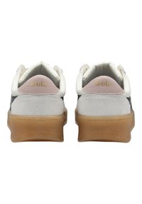 Sneakers Gola con upper in pelle bianca e suede grigio, dettagli rosa sul tallone e suola in gomma texturizzata color gomma.