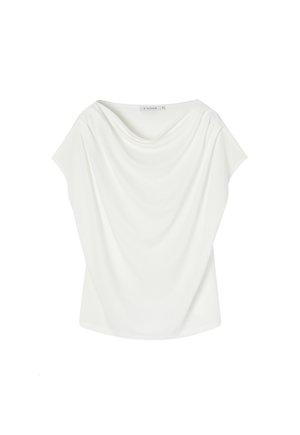Camicia bianca drappeggiata con scollatura ampia e maniche corte. Realizzata in tessuto morbido e liscio, presenta una vestibilità rilassata e un design fluido.