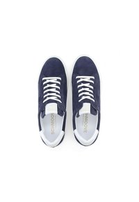 Navy blue suede sneakers with white laces and a white heel cap. Features a smooth texture and minimalistic design, branded in gold.
