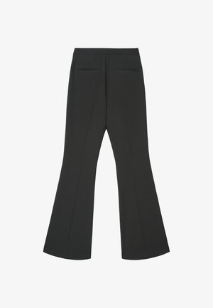 Schwarze, ausgestellte Hose mit glatter Textur. Verfügt über zwei Gesäßtaschen und einen sauberen Bund. Maßgeschneidertes Design mit Bügelfalte, die vorne verläuft.