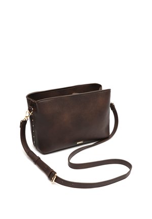 Bolso bandolera de cuero texturizado de color marrón oscuro con correa ajustable y herrajes dorados sobre fondo blanco.