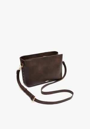 Sac bandoulière en cuir texturé marron foncé avec bandoulière réglable et quincaillerie dorée sur fond blanc.