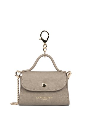 Petit sac à main en cuir texturé taupe avec poignée supérieure, bandoulière chaîne dorée, fermeture dorée et logo "Lancaster Paris" à l'avant.