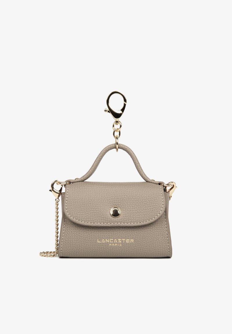 Petit sac à main en cuir texturé taupe avec poignée supérieure, bandoulière chaîne dorée, fermeture dorée et logo "Lancaster Paris" à l'avant.