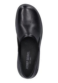 Černá kožená nazouvací bota s kulatou špičkou a hladkým povrchem. Má minimální detaily a polstrovanou stélku. Logo značky je viditelné uvnitř.