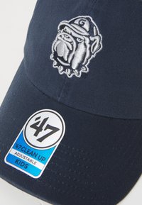 Navyblaue Baseballkappe aus Stoff mit einem gestickten Bulldoggen-Logo. Beinhaltet ein weißes, verstellbares Riemenetikett mit "47"-Markierung.