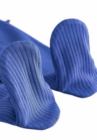 Zilas ribotās zeķes ar mīkstu tekstūru. Ietver bezšuvju dizainu un noapaļotu pirkstu daļu ērtībai. Materiāls izskatās elastīgs un izturīgs.