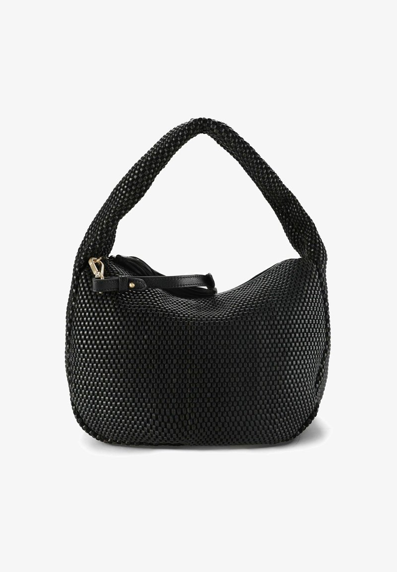 Sac à main tissé noir avec une silhouette incurvée, une surface texturée et une poignée structurée. Dispose d'une fermeture éclair et de subtils accents métalliques dorés.