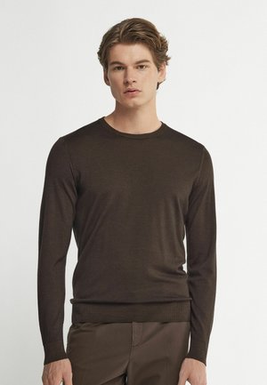 RUNDHALS  - Striktrøje - Brown