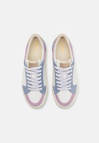 Sneakers in white leather and pastel blue and lilac suede. Features textured accents, white laces, and a beige logo patch on the tongue.
