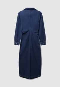 Robe en denim bleu foncé à manches longues avec col, poignets à boutons et taille cintrée, vue de dos sur fond uni.
