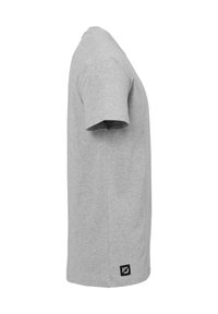 Grå kortærmet t-shirt, lavet af blødt stof, med lige pasform og en lille sort logo-patch på den nederste side.