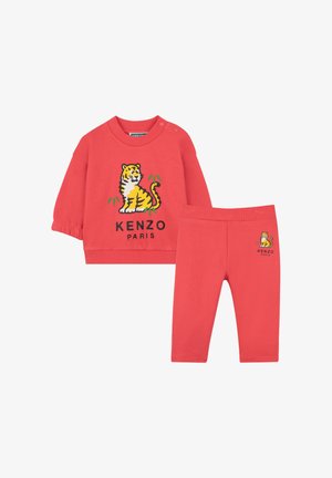 Ensemble en coton rouge comprenant un haut à manches longues avec un motif tigre et le texte "KENZO PARIS", assorti à un legging.