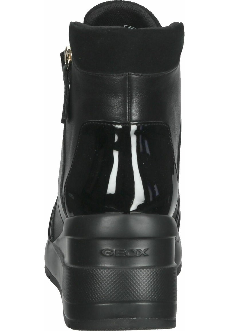 Bottines Geox noires avec cuir lisse et accents laqués. Présentent un col en tissu doux, une fermeture éclair et une semelle compensée texturée.
