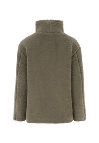 Ruskea korkeakauluksinen fleece-takki pehmeästä, rakenteeltaan karkean näköisestä kankaan materiaalista nähtynä takaa.
