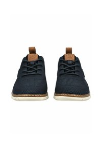 Marineblaue Textilschuhe mit einem Obermaterial aus Mesh, braunen Lederelementen, runden Schnürsenkeln und einer weißen Gummisohle mit einer gestickten Kante.