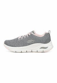 Scarpe sportive in rete grigia con dettagli rosa, caratterizzate da un design leggero, una suola flessibile e una collarino imbottito per il comfort. Dettaglio del supporto per l'arco visibile.