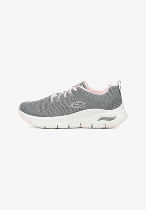 Scarpe sportive in rete grigia con dettagli rosa, caratterizzate da un design leggero, una suola flessibile e una collarino imbottito per il comfort. Dettaglio del supporto per l'arco visibile.