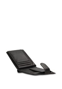 Portafoglio in pelle nera con molteplici fessure per carte, una texture liscia e una chiusura a patella, caratterizzato da un design semplice e funzionale.