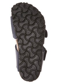 Suola in gomma nera con un motivo circolare, caratterizzata da un marchio in rilievo. La tomaia è una combinazione di suede e tessuto, progettata per il massimo comfort.