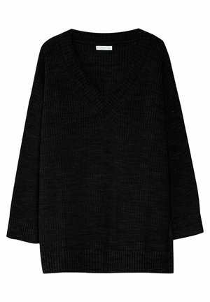 Pull noir en maille à manches longues avec col en V côtelé, poignets et ourlet. Le tissu présente une texture en maille épaisse.