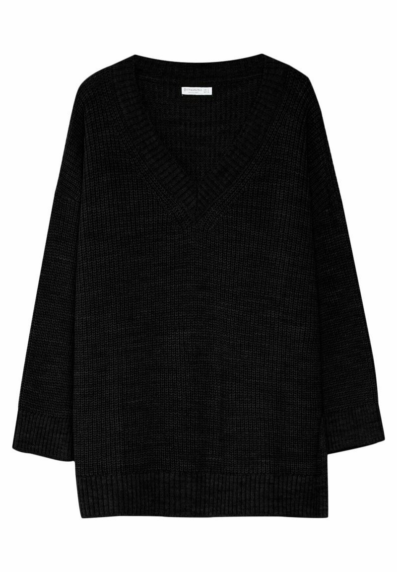 Pull noir en maille à manches longues avec col en V côtelé, poignets et ourlet. Le tissu présente une texture en maille épaisse.