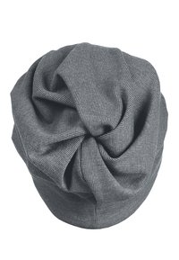 Căciulă gri cu dungi, fabricată dintr-un material moale, având un design cu nod răsucit în partea de sus, care creează textură și interes vizual.