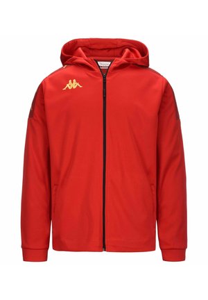 Felpa rossa con zip realizzata in tessuto morbido, dotata di cappuccio, due tasche frontali e un logo dorato sul lato sinistro del petto. Accenti neri sulle spalle.