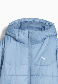 Svetlomodrá prešívaná bunda s kapucňou, predným zipsom a bielym logom Puma na hrudi.