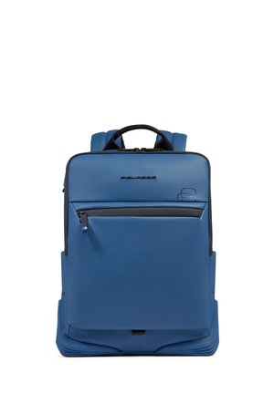 Blauer strukturierter Rucksack mit Tragegriff oben, vorderer Reißverschlusstasche, gepolsterten Schultergurten und schwarzen Reißverschlussdetails.