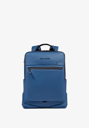Blauwe gestructureerde rugzak met bovenhandvat, voorvak met rits, gevoerde schouderbanden en zwarte ritssluitingen.