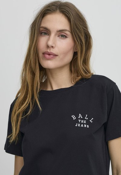 Tricou negru din bumbac, cu guler rotund și mâneci scurte, având pe față text brodat alb "BALL THE JEANS".